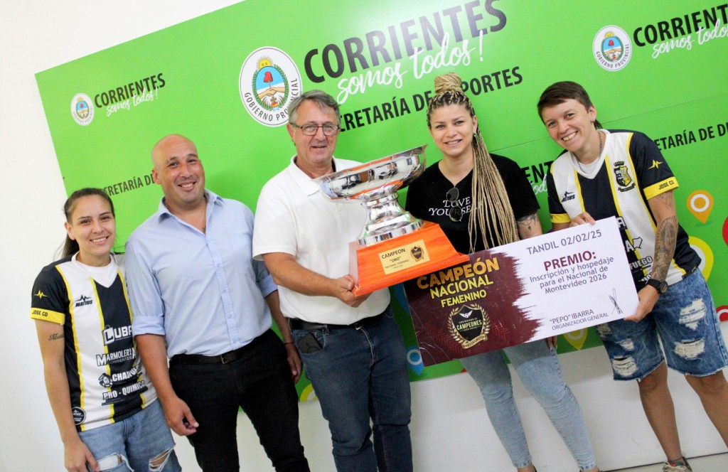 Jorge Terrile recibió a las jugadoras que obtuvieron el Nacional de Campeones de fútbol 6.