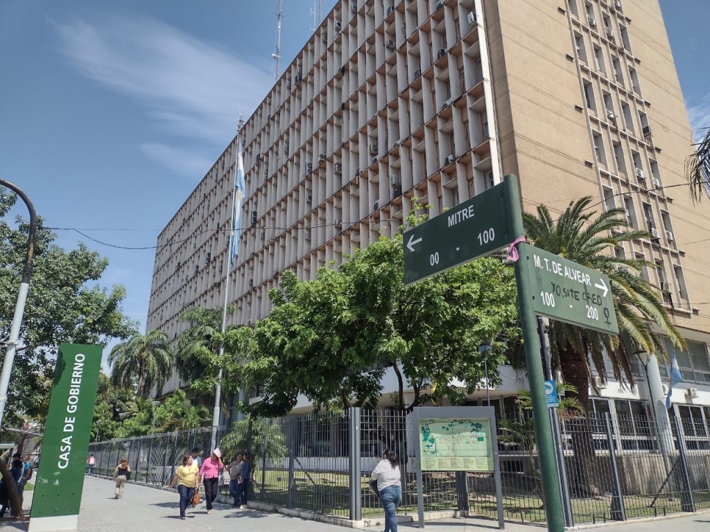 Zdero firmó una reducción del 30% en los viáticos para empleados públicos: rige desde hoy