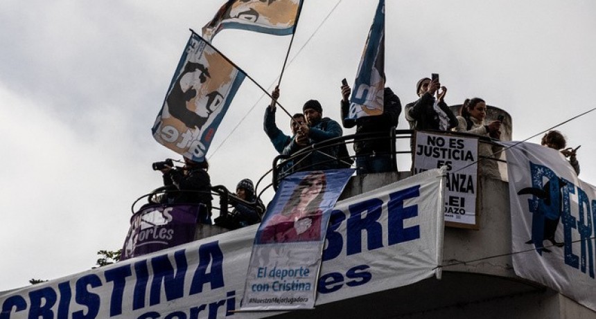 Cristina Kirchner reapareció con un mensaje desde su prisión domiciliaria y el kirchnerismo marchó a Plaza de Mayo