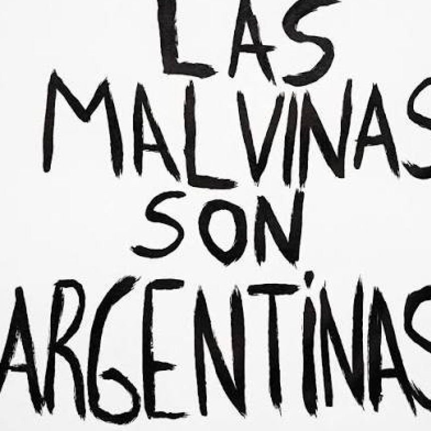 Las Malvinas son Argentinas y Causa Nacional. 